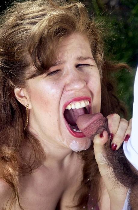 16P Busty mature woman gives head