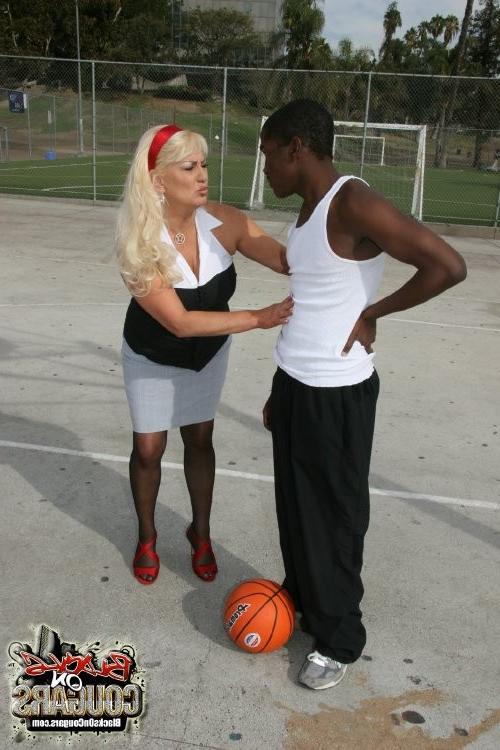 16P Blonde mature seducing black guy and getting fucked