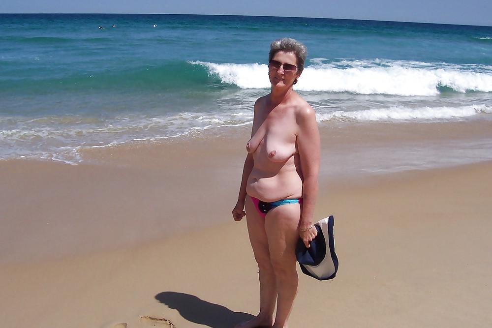 18P Naked beach 189 (Saggy tits special)
