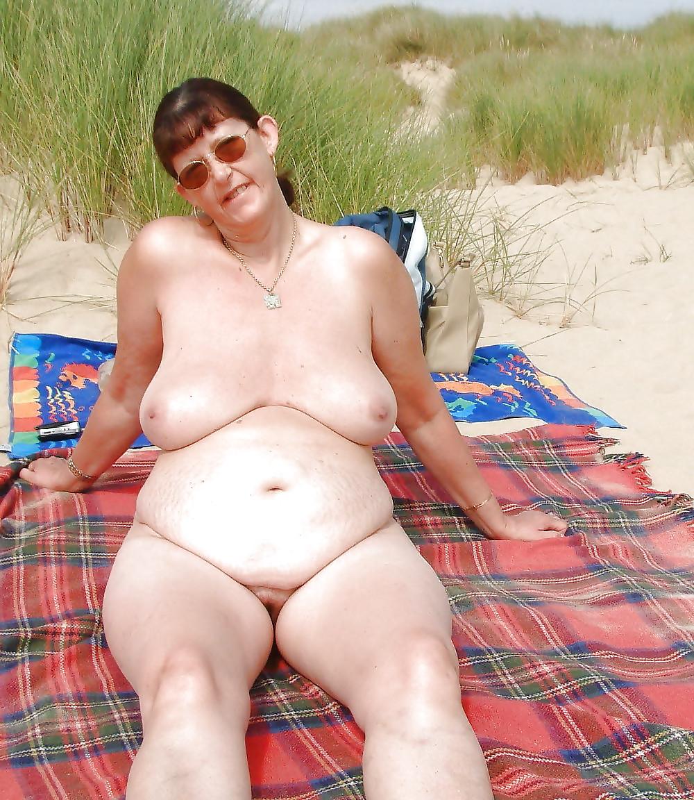 18P Naked beach 189 (Saggy tits special)