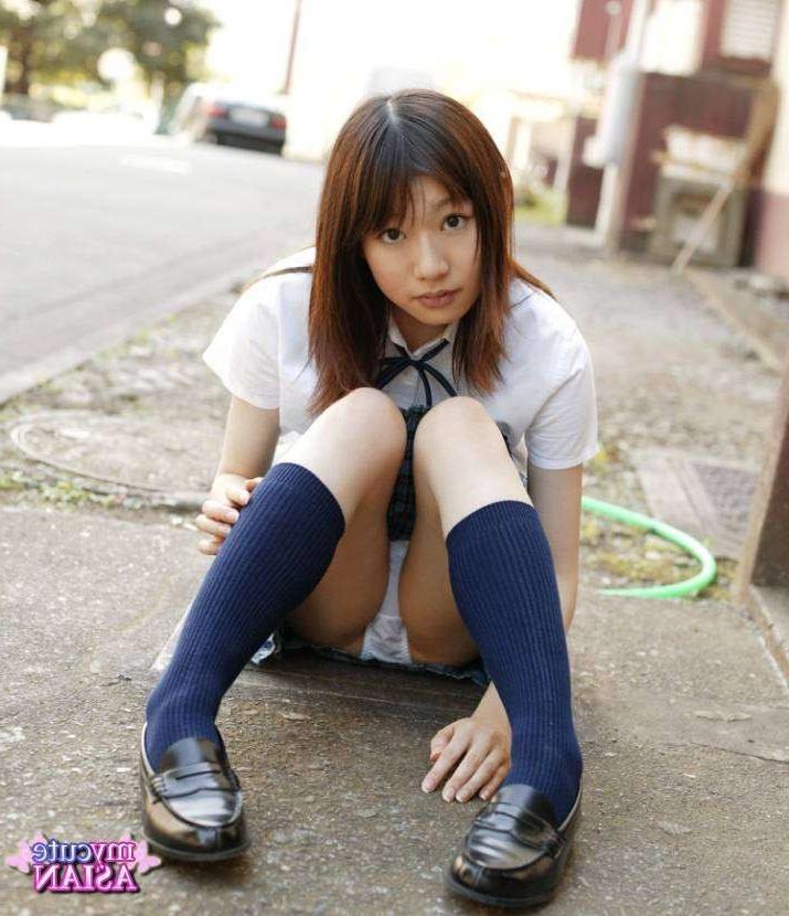 16P Japanese coed in uniform shows her tight cunt