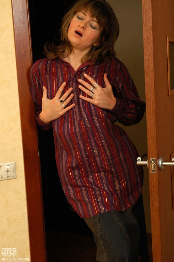 20P Mature lesbo on guard using special disciplining methods eating fresh slit