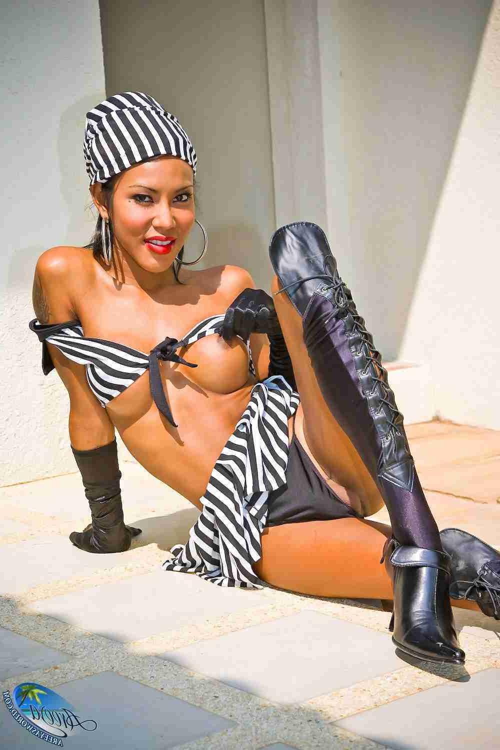 16P Sexy shemale posing