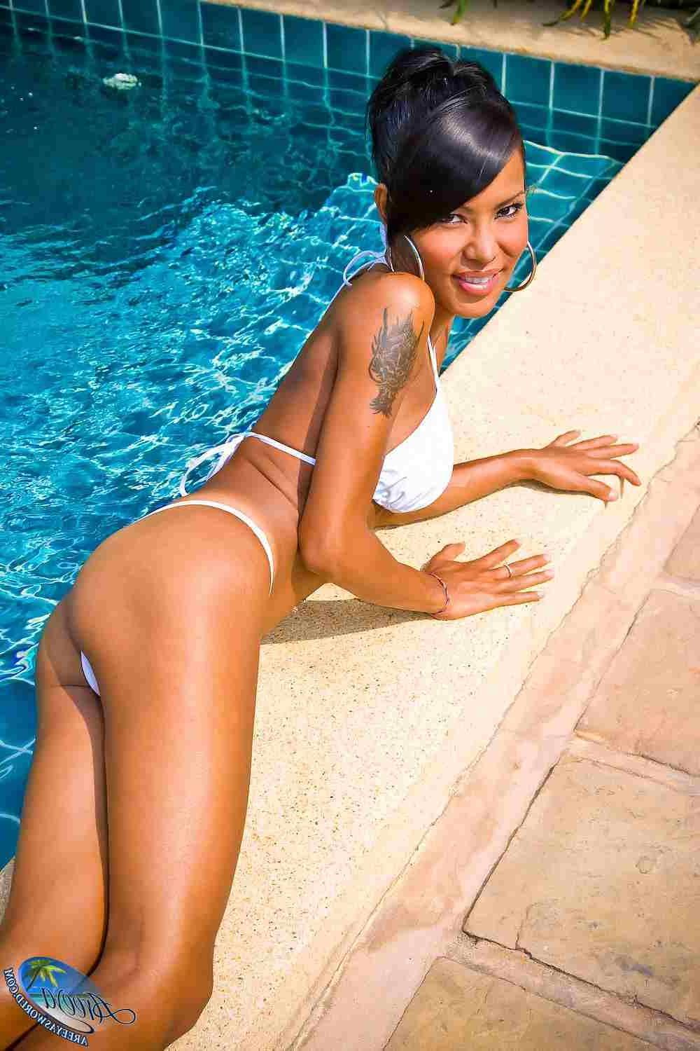 16P Super hot shemale in a bikini at the pool