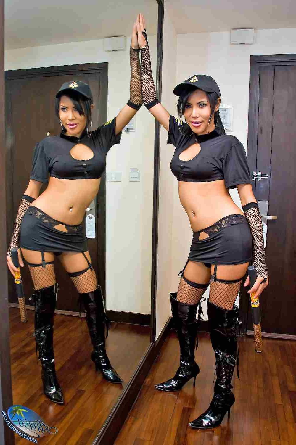 16P Hot shemale showing off her sexy body