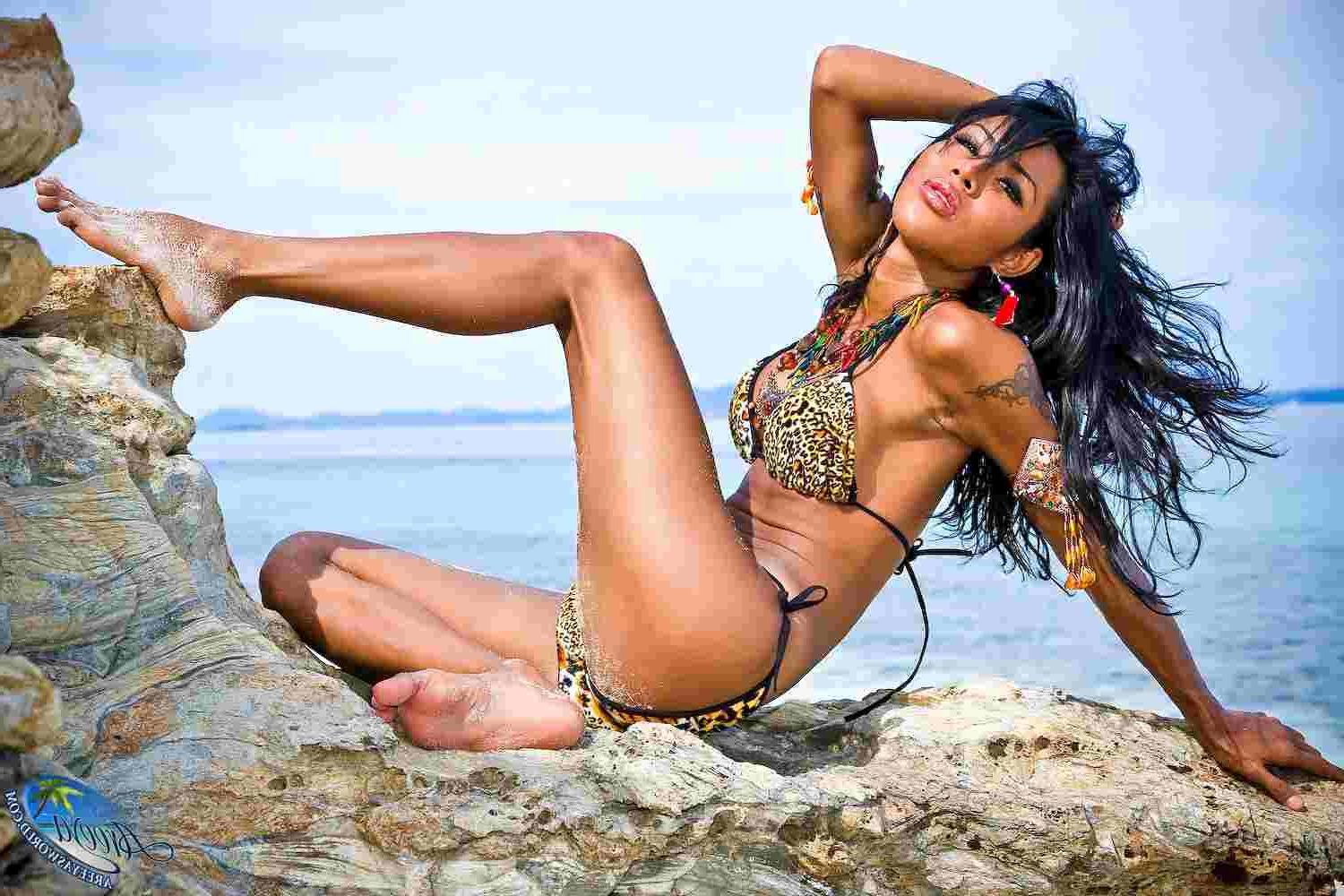 16P Gorgeous shemale in a bikini at the beach