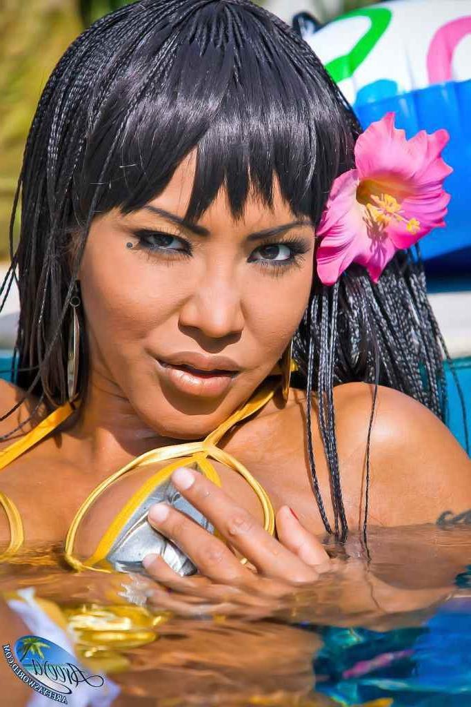 16P Hot shemale at the pool