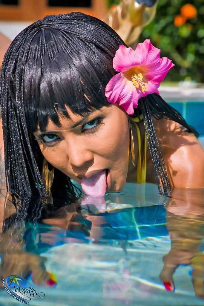 16P Hot shemale at the pool