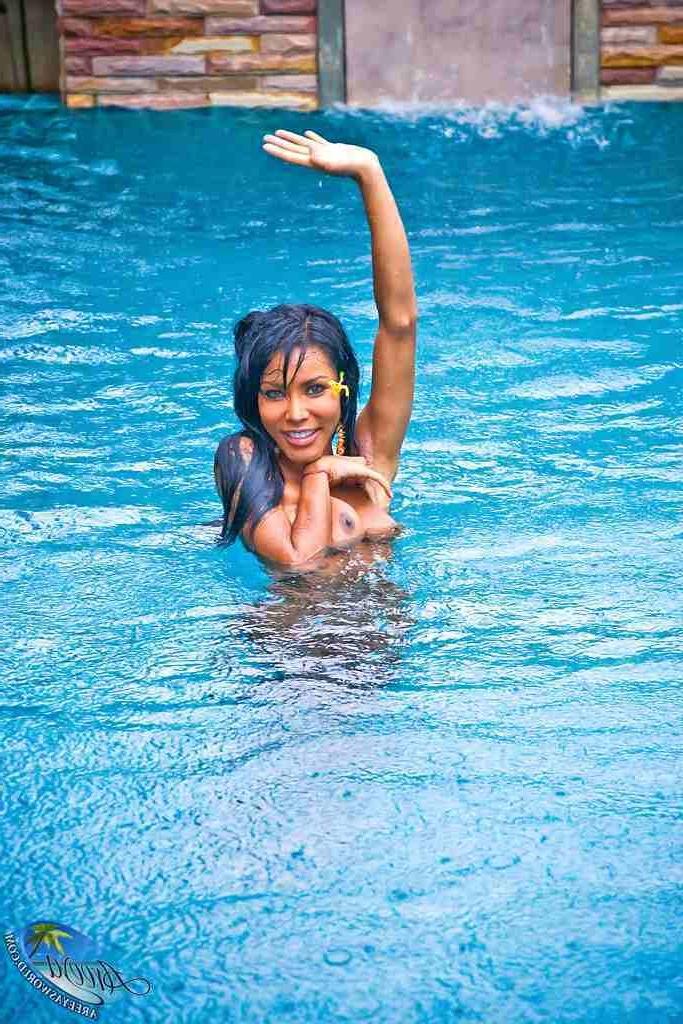 16P Sexy shemale at the pool