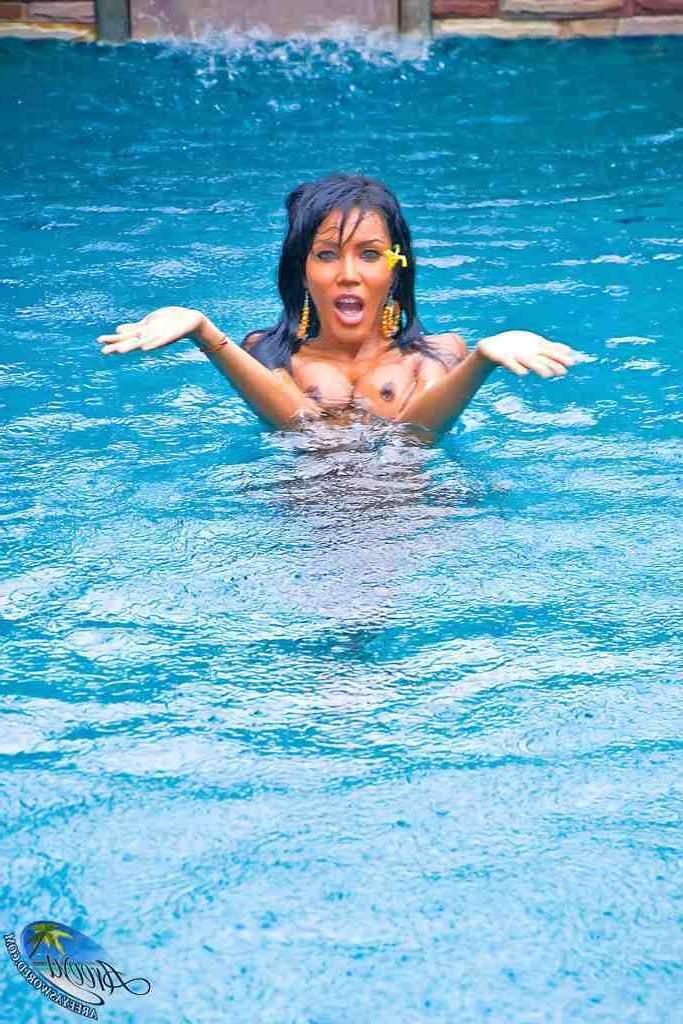 16P Sexy shemale at the pool