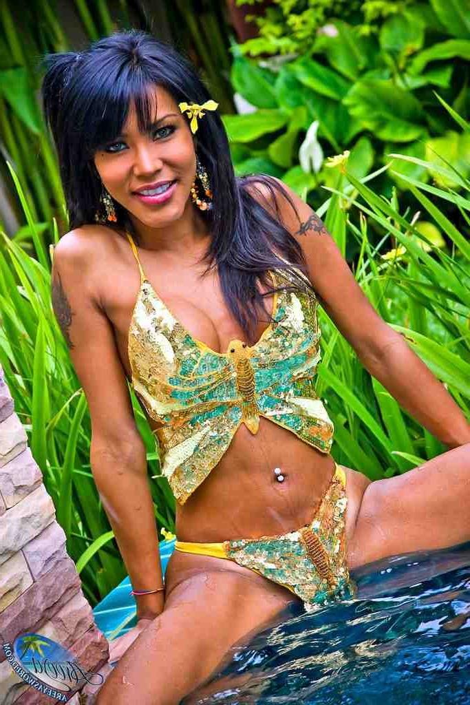16P Sexy shemale at the pool