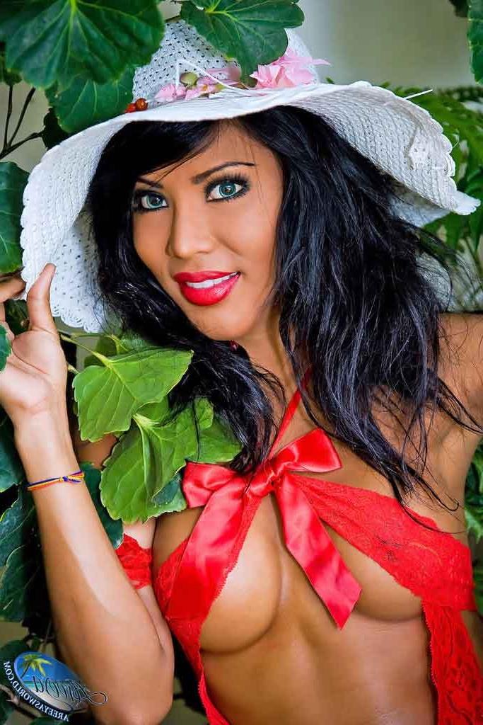 16P Smokin hot shemale posing