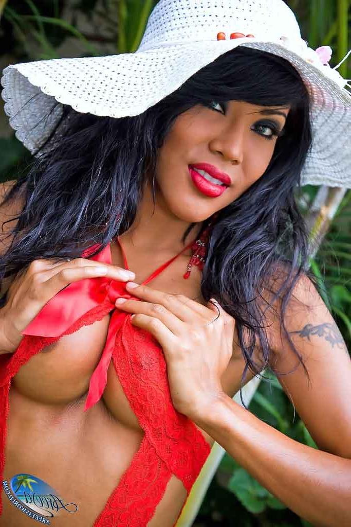 16P Smokin hot shemale posing
