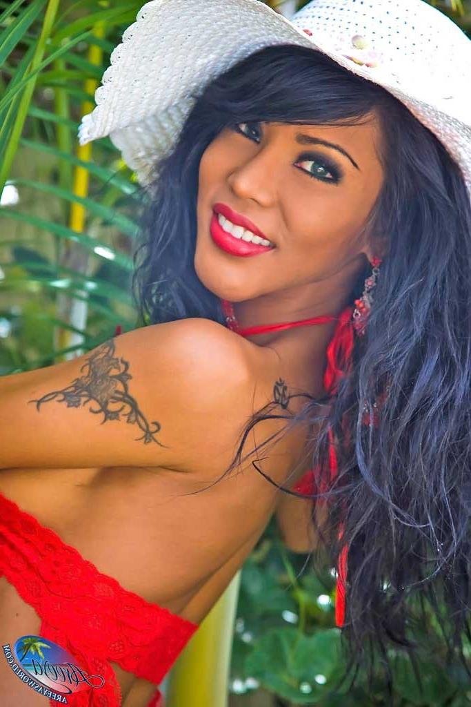 16P Smokin hot shemale posing