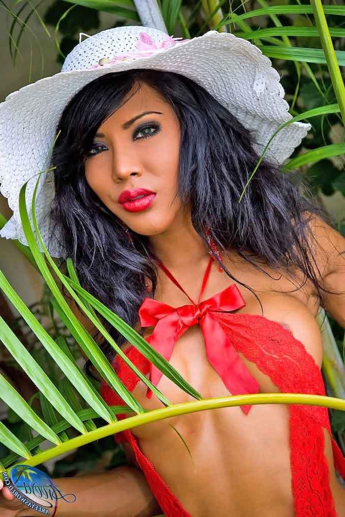 16P Smokin hot shemale posing