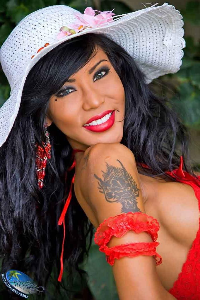 16P Smokin hot shemale posing