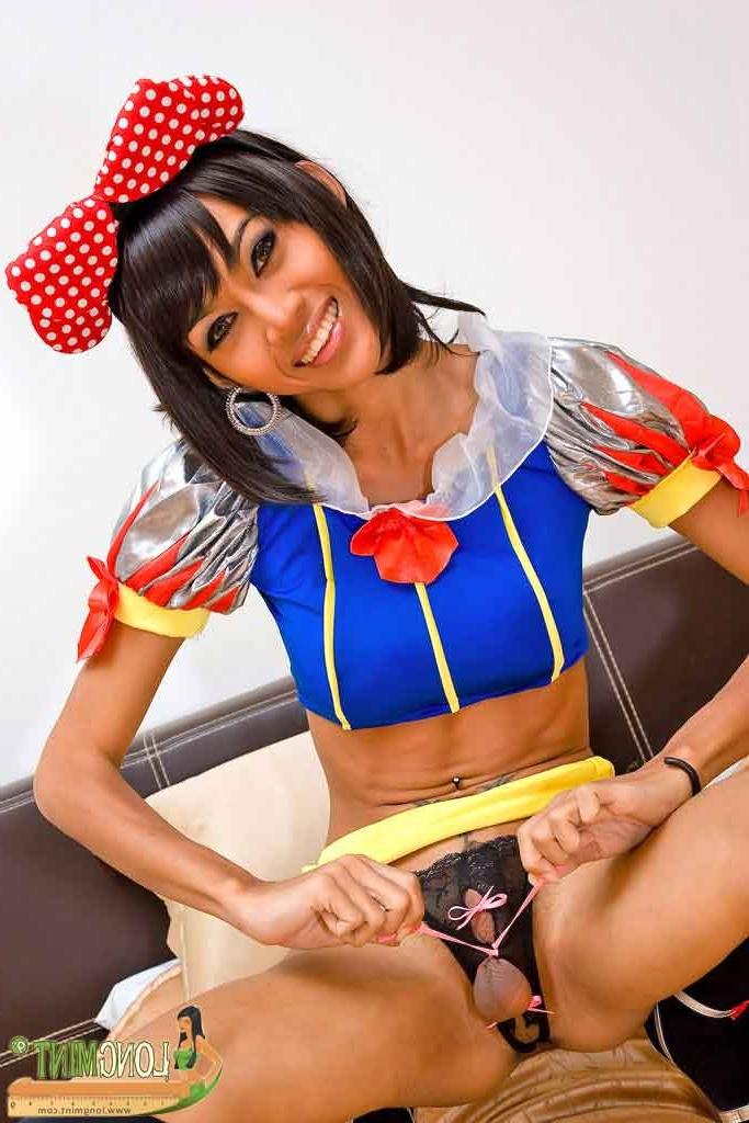 16P Shemale dressed as snow white playing dirty with apples