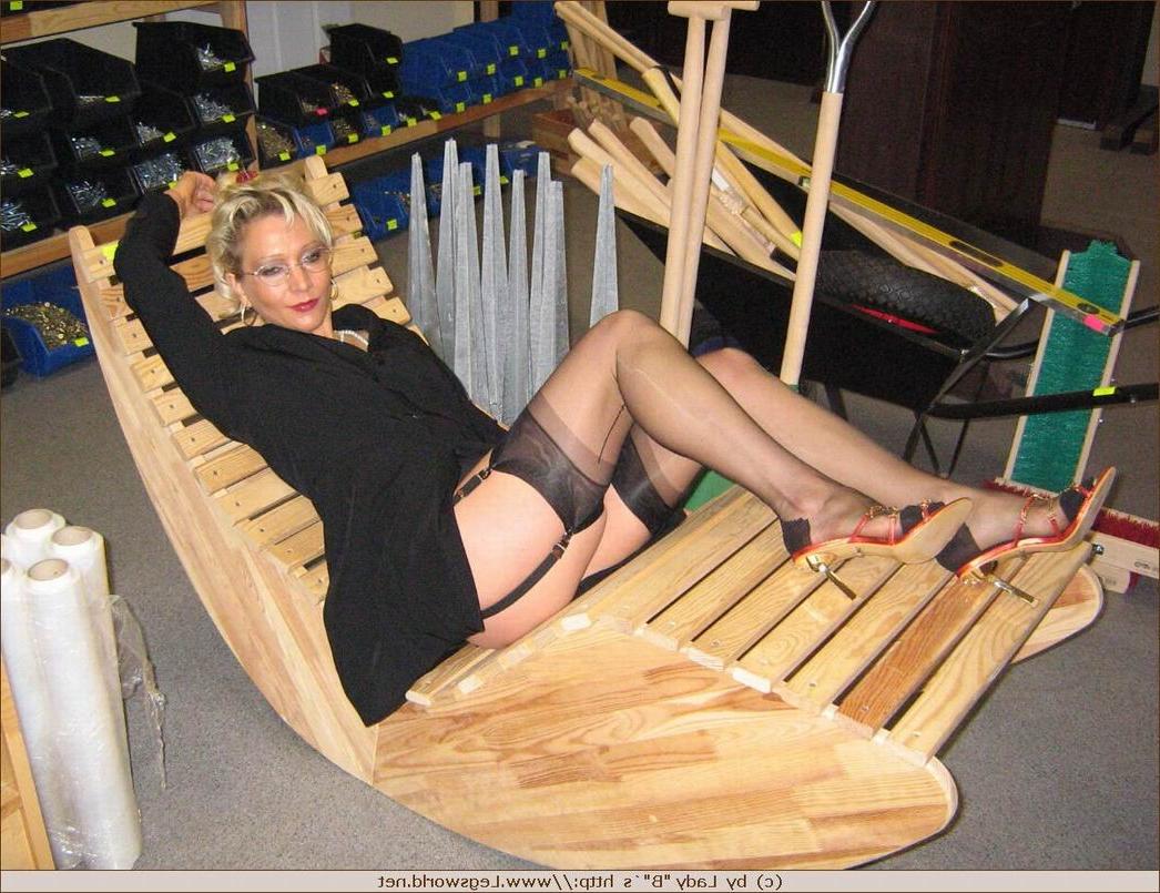 12P Blonde amateur secretary in stockings