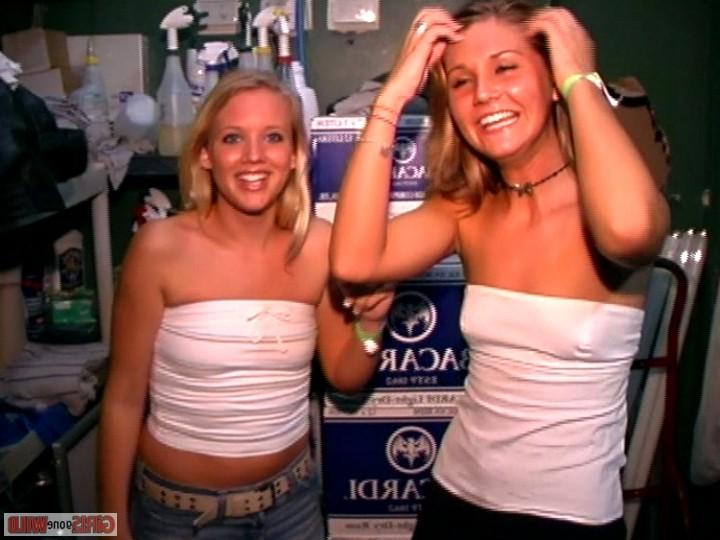 15P Süße junge Blondinen machen rum
