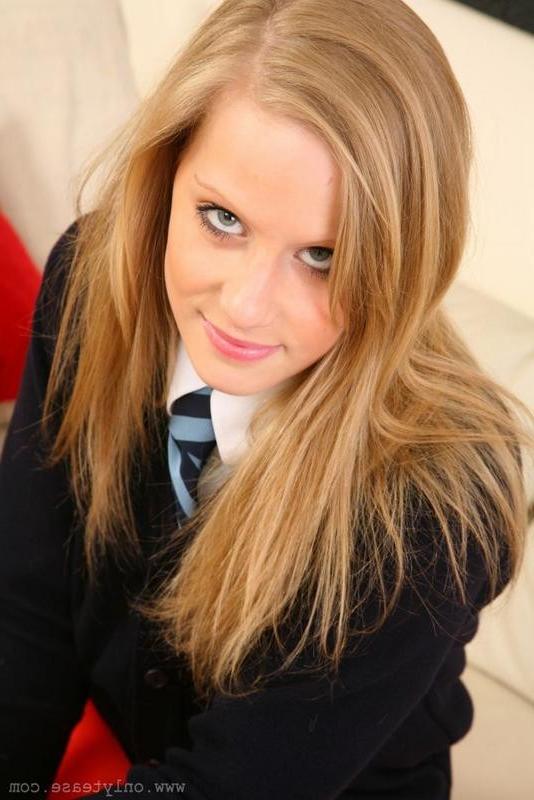 16P Babe In A Schoolgirl Uniform