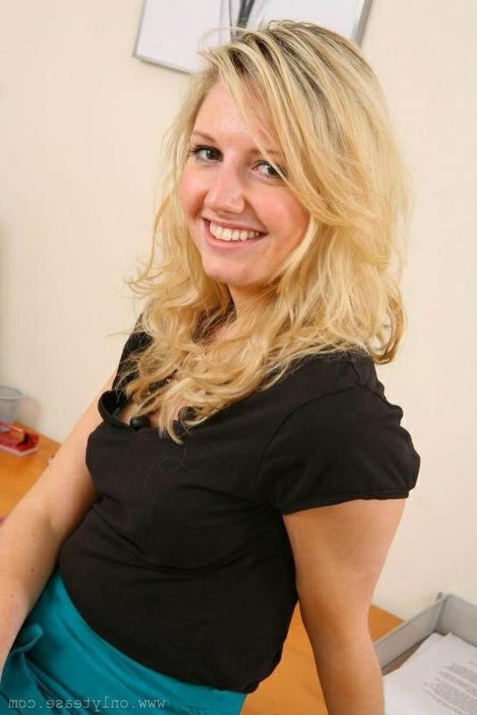 16P Cute Blonde Secretary In Stockings