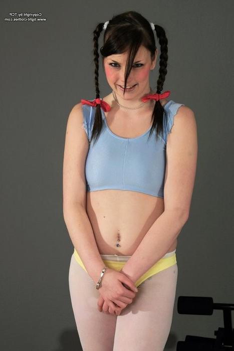 16P Workout honny sporting in her tight pantyhoses /