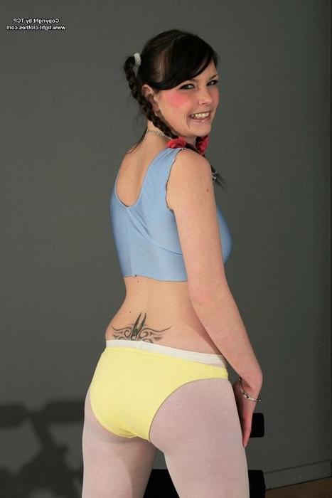 16P Workout honny sporting in her tight pantyhoses /