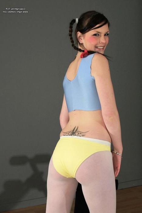 16P Workout honny sporting in her tight pantyhoses /