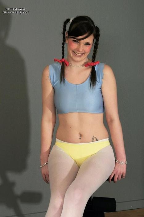 16P Workout honny sporting in her tight pantyhoses /