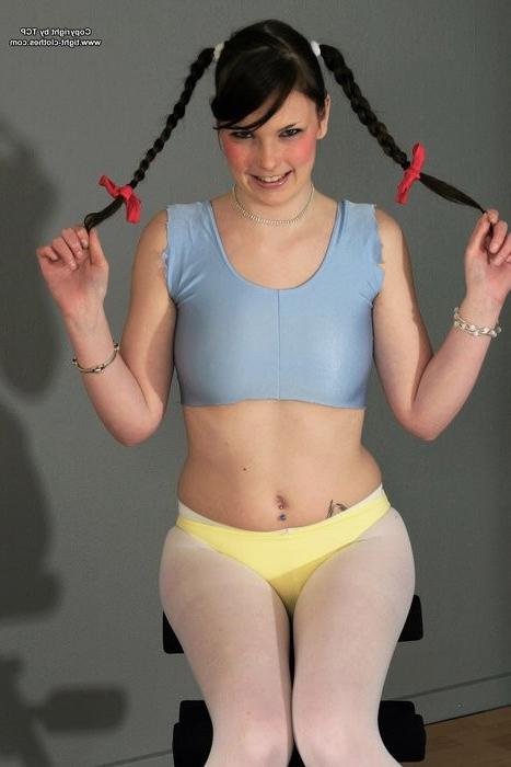 16P Workout honny sporting in her tight pantyhoses /
