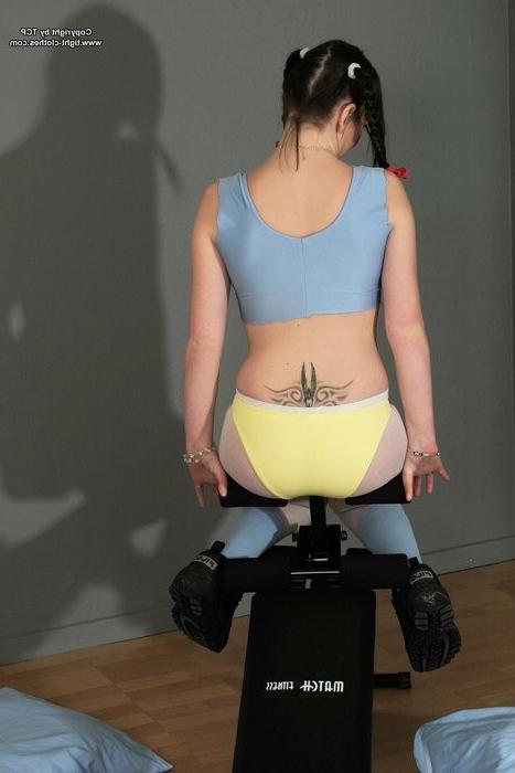 16P Workout honny sporting in her tight pantyhoses /