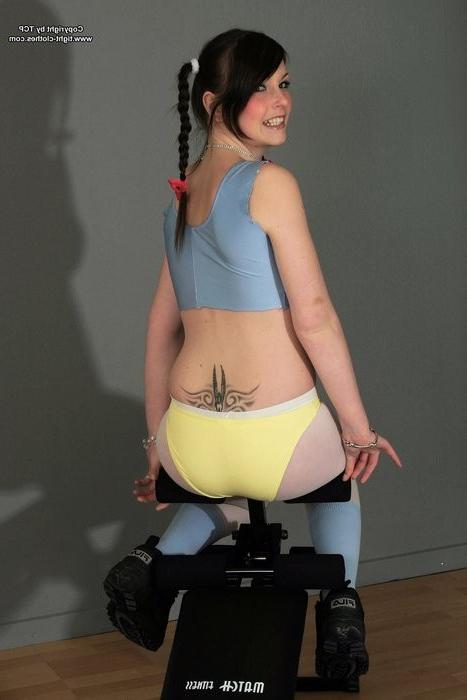 16P Workout honny sporting in her tight pantyhoses /