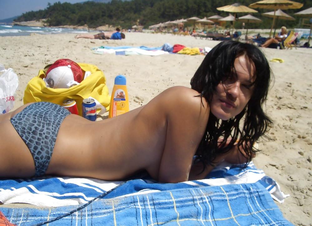 25P Italian couple on the beach