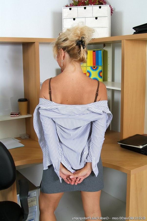 15P Yummy Milf Gets Bored And Strips Nude In The Office