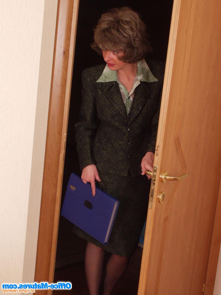 15P Businnes older woman fucked new worker at office