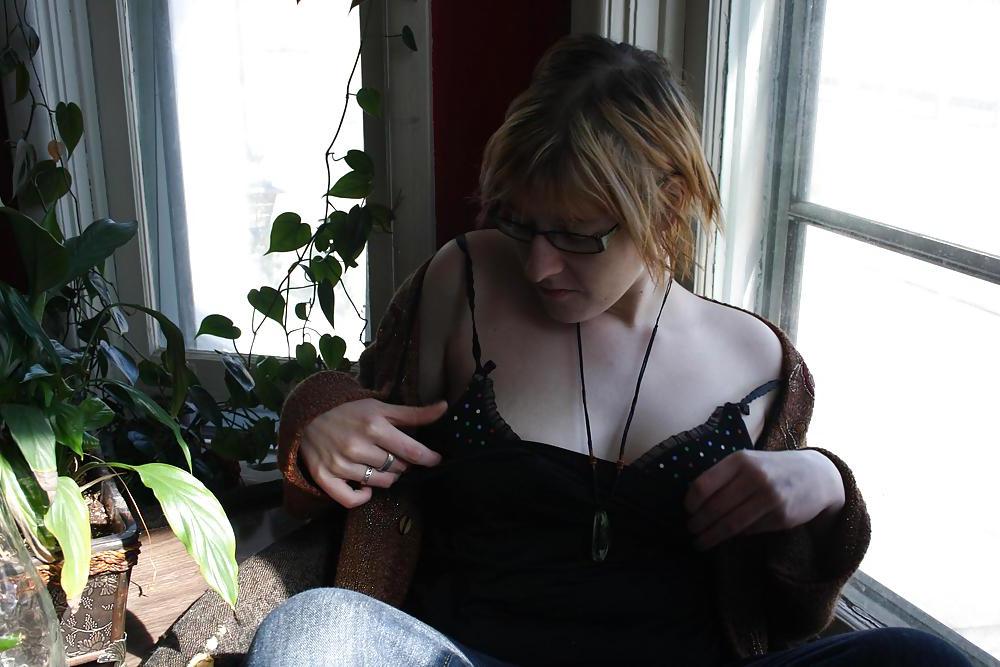 25P STRIP ON THE WINDOW...NICE TITS