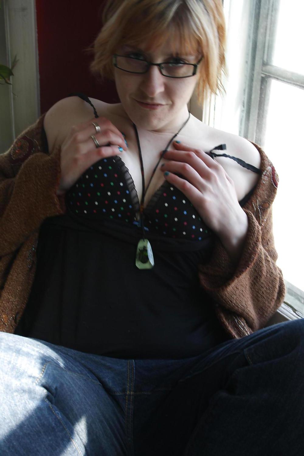 25P STRIP ON THE WINDOW...NICE TITS
