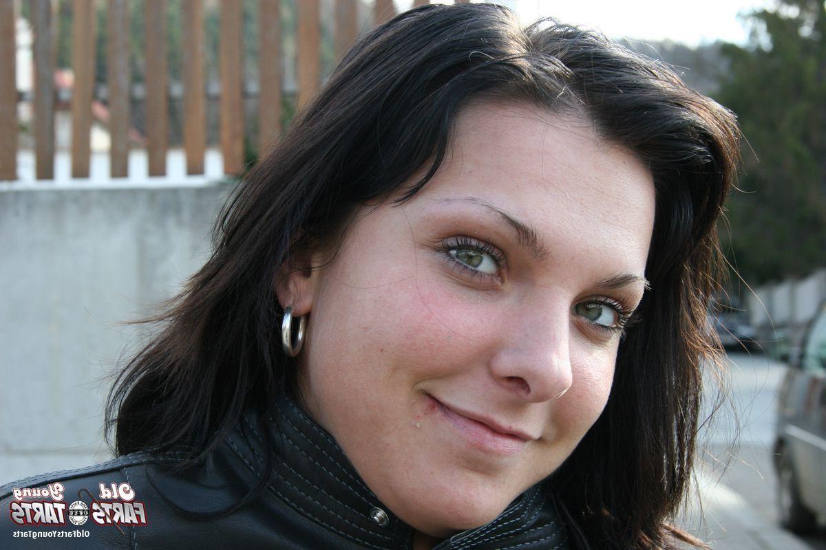 16P Horny senior seducing a teen brunette girl to pose naked