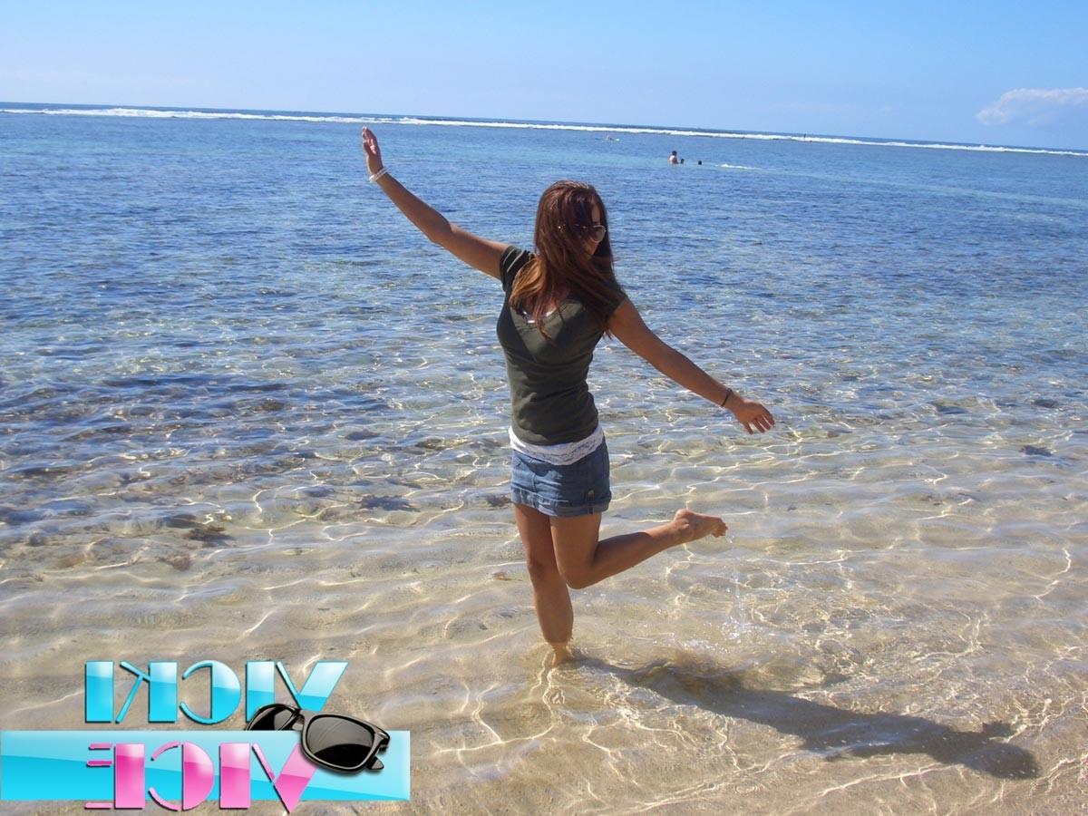 16P Candid vacation pics of teen girl