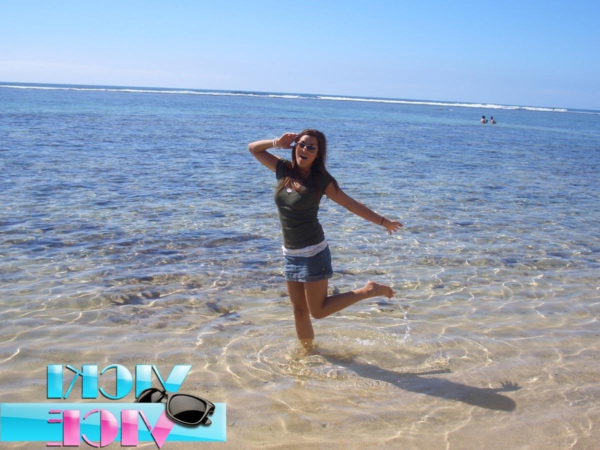 16P Candid vacation pics of teen girl