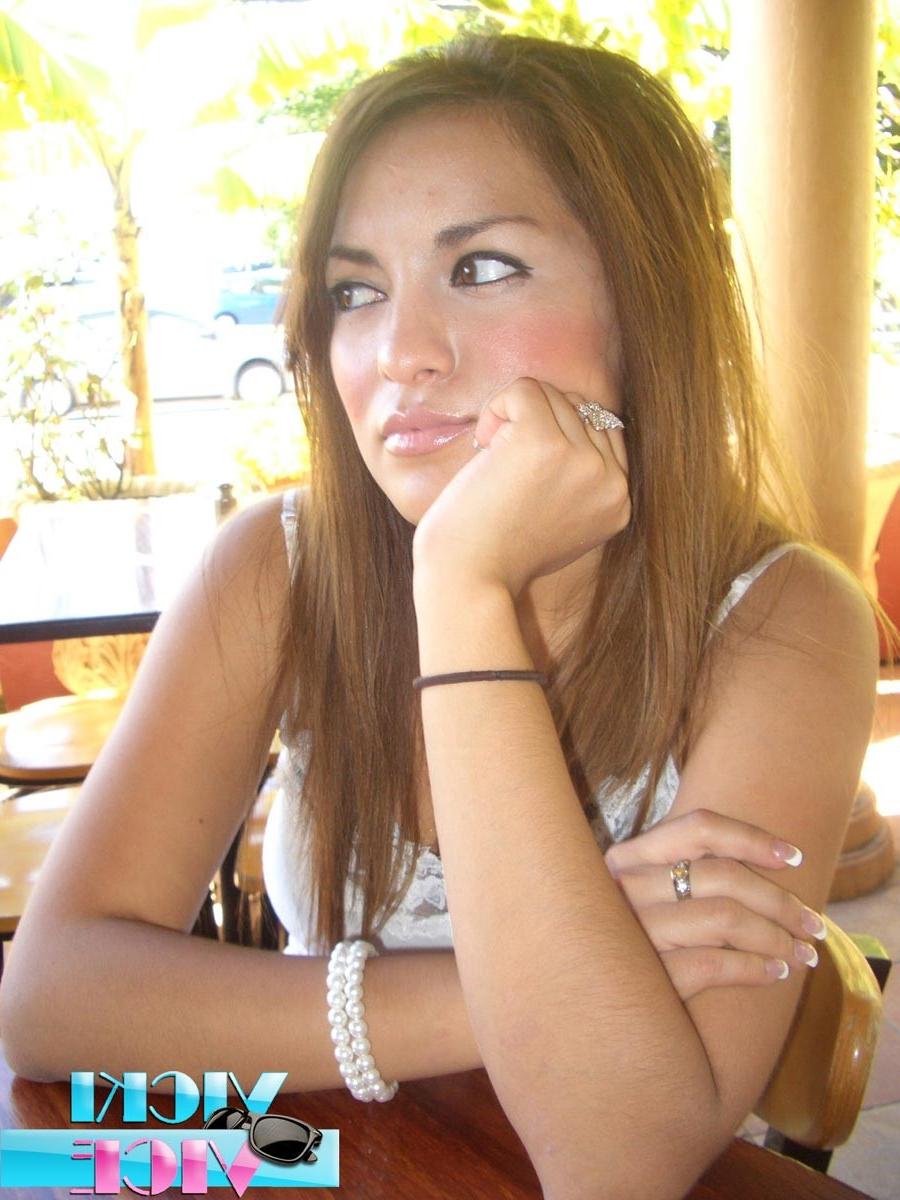 16P Candid vacation pics of teen girl