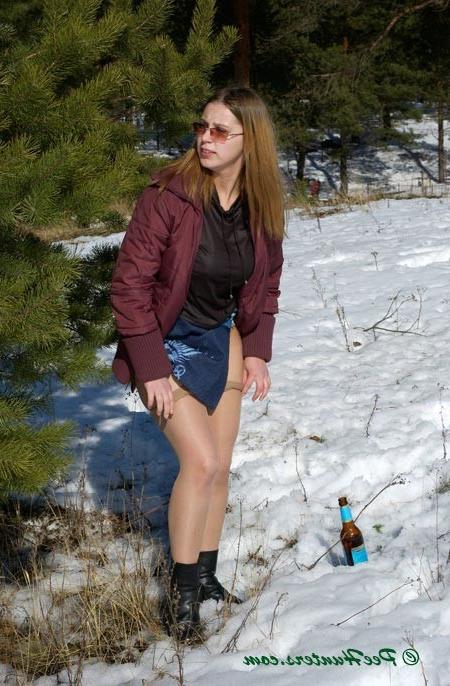 16P Spying on peeing girl