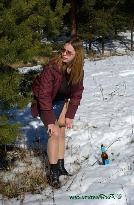 16P Spying on peeing girl