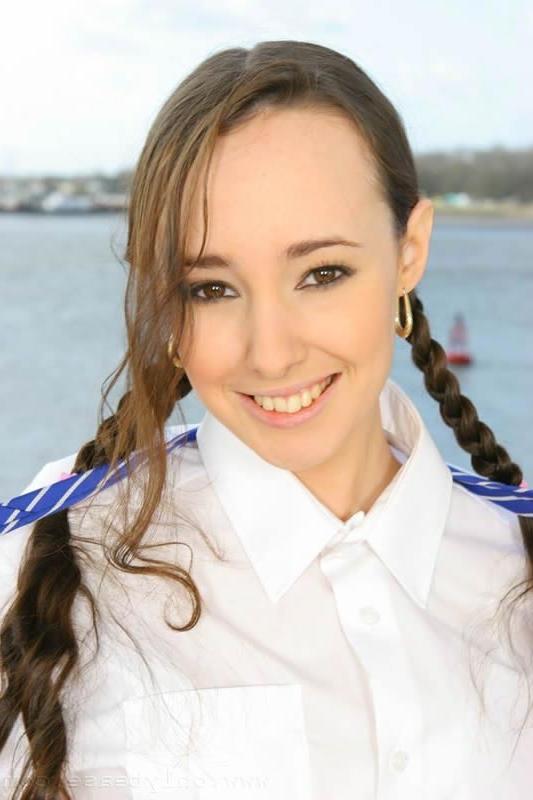15P This brunette schoolgirl strips outdoors