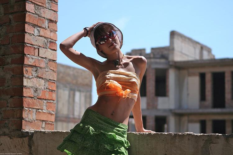 17P Young exciting Ivana Fukalot posing nude on the building site