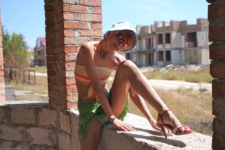17P Young exciting Ivana Fukalot posing nude on the building site