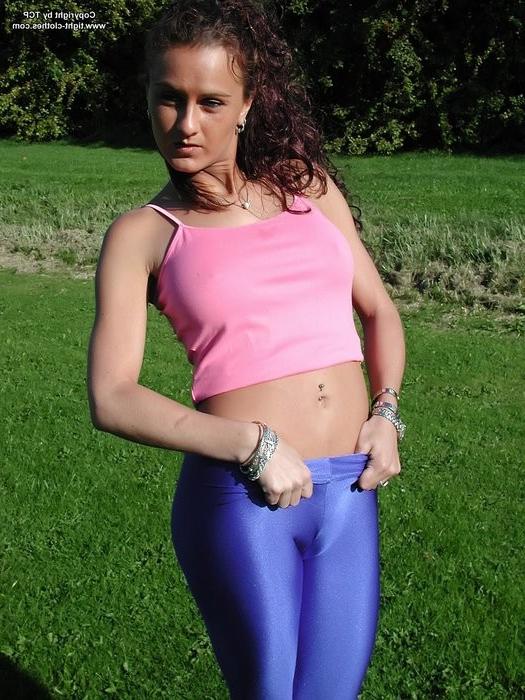 16P Cute amateur girl is posing in tight lycra pants /