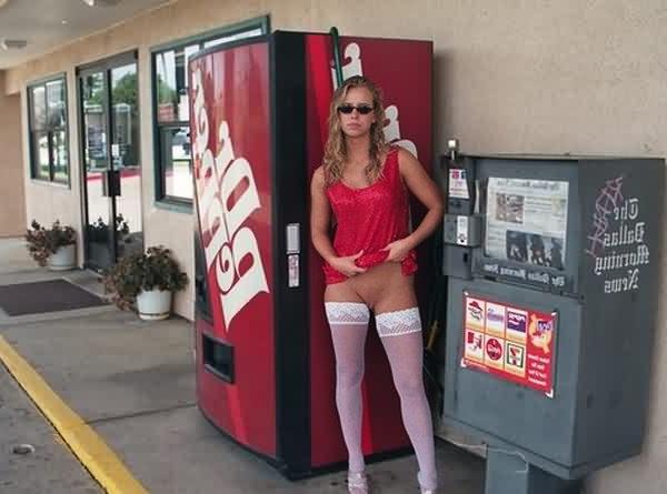 16P Naughty Blonde Flasher Bares Body Outdoors