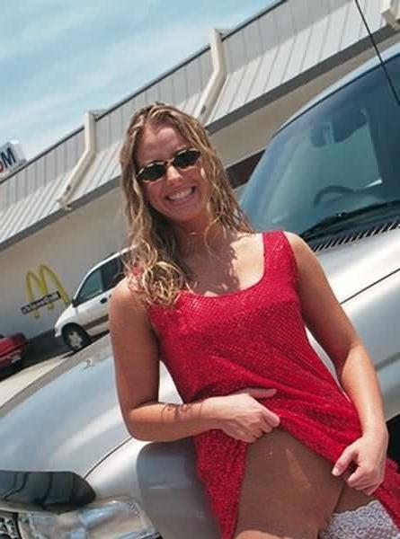 16P Naughty Blonde Flasher Bares Body Outdoors