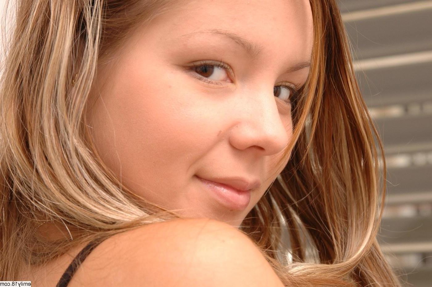 15P Young emily18 fooling around in her home office